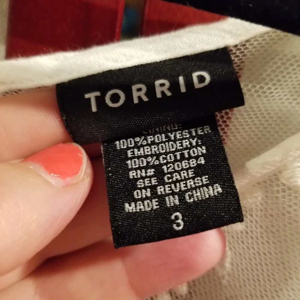 Torrid 3X white lace/gauze tunic with attached cami. Great for Valentine pics! - Picture 6 of 7